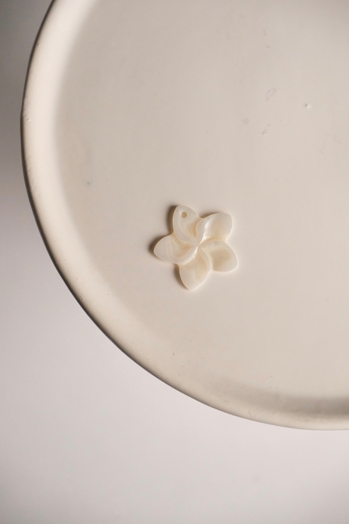 Charm - Fleur en coquillage