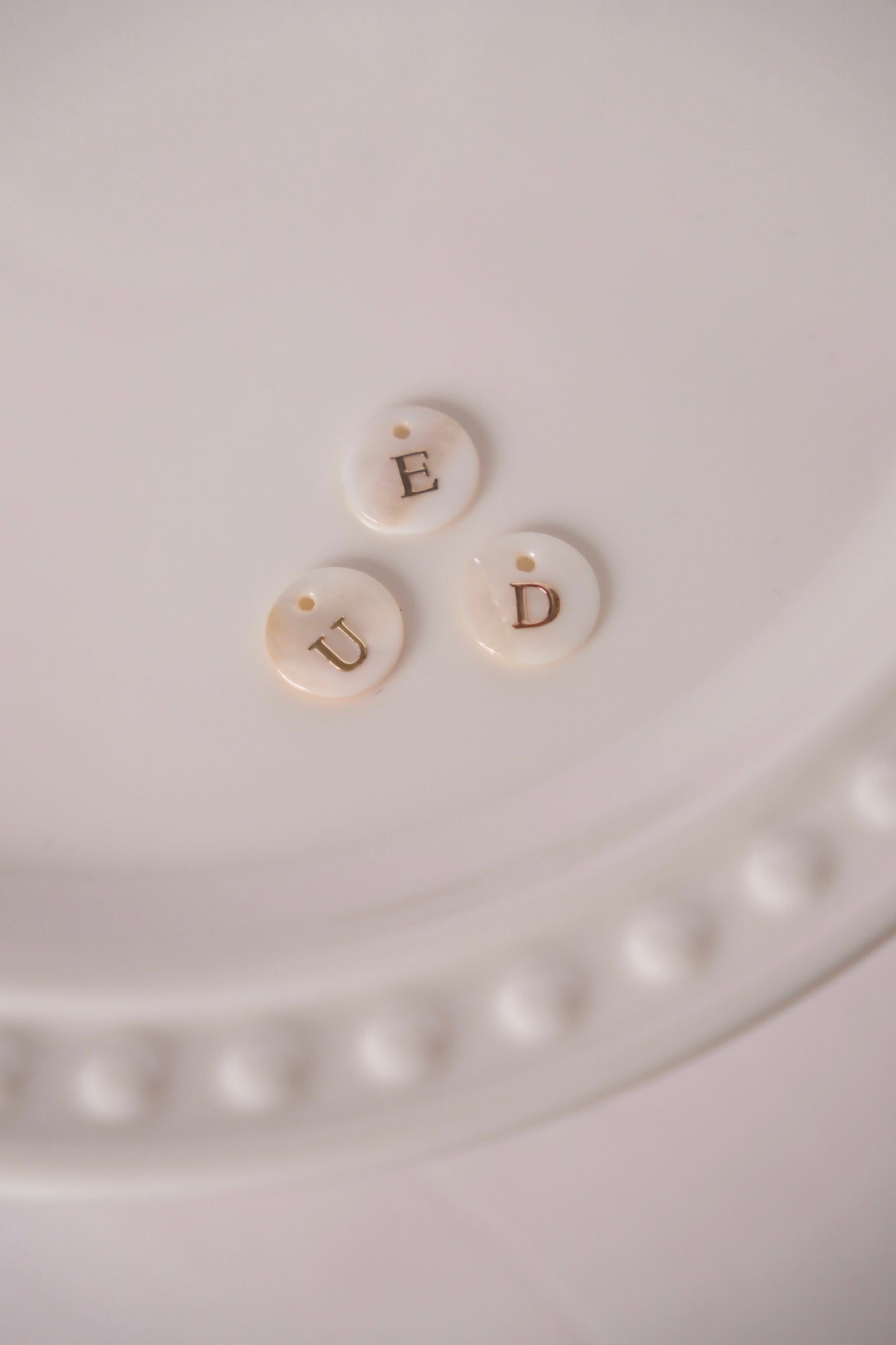Charms - Lettre en coquillage