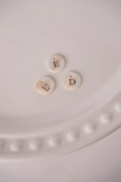 Charms - Lettre en coquillage