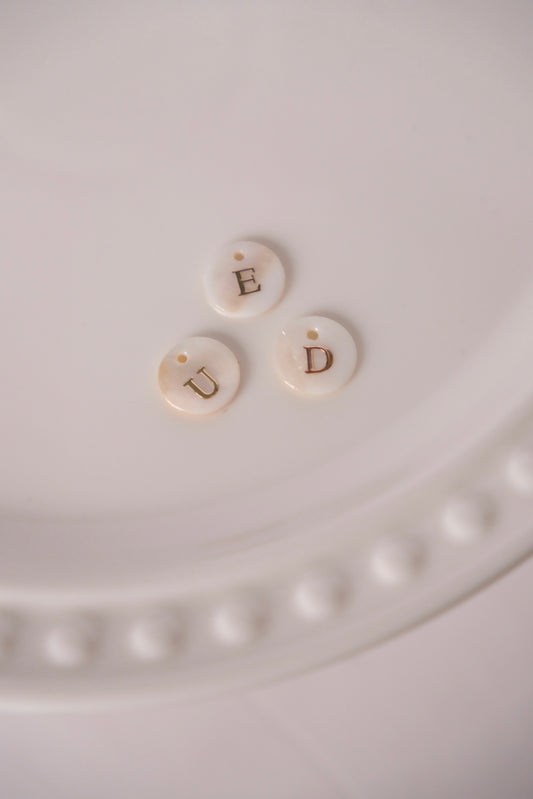 Charms - Lettre en coquillage
